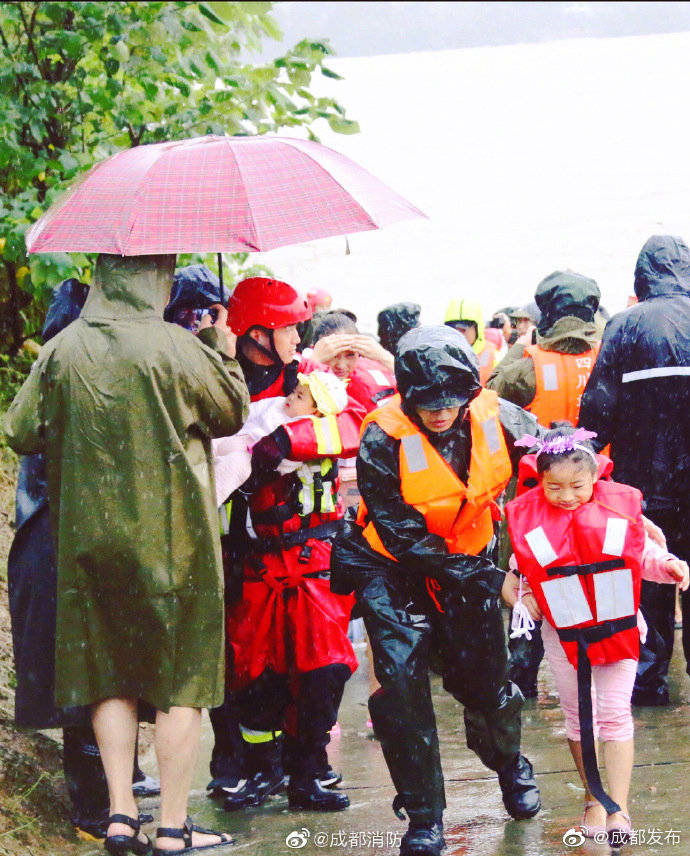 抗洪|成都抗洪前线中让人安全感满满的瞬间