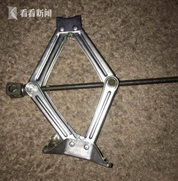 车底|男子修车千斤顶突然倒塌 警察徒手抬车救他一命