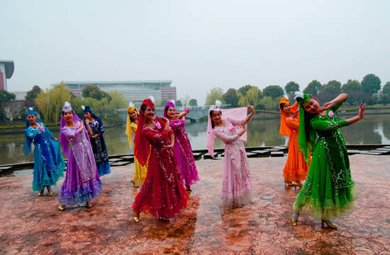 上海|中青报破解上海内地民族班的“育人密码”：陪伴教育