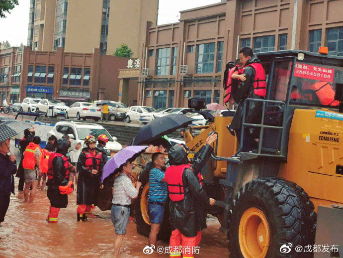 抗洪|成都抗洪前线中让人安全感满满的瞬间