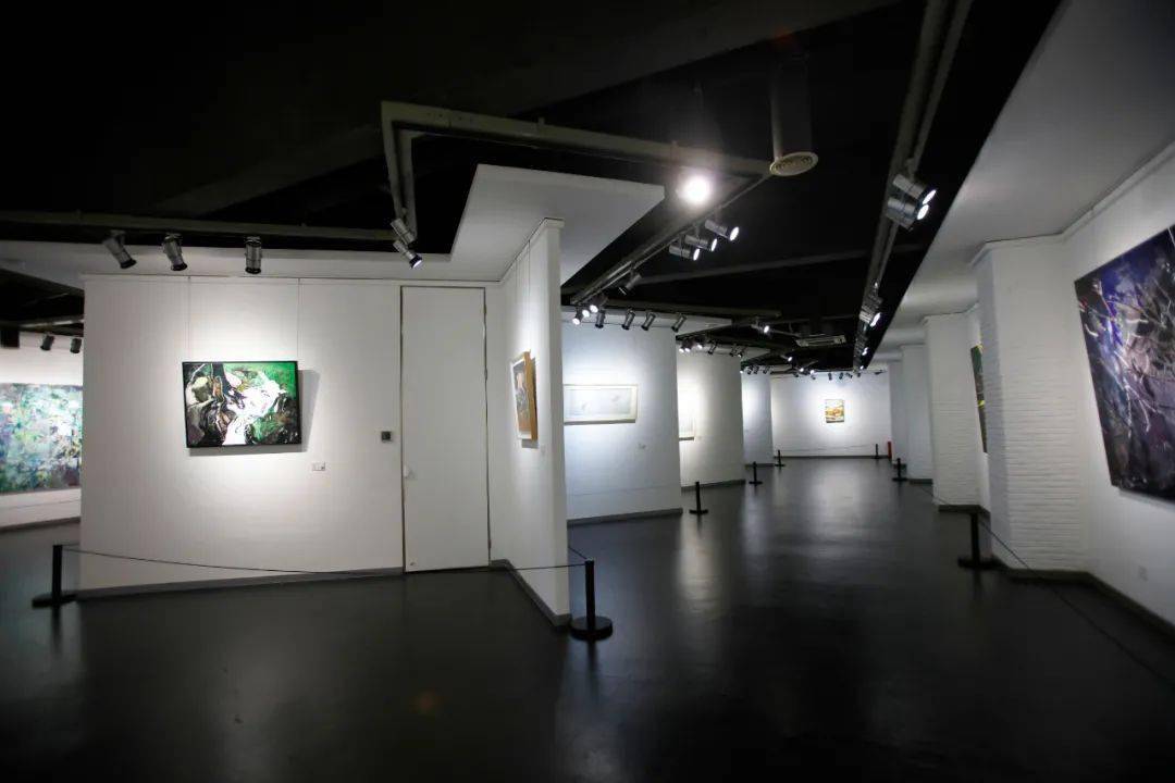 "艺术凤凰·青年艺术展"亮相凤凰艺都美术馆 100 展览