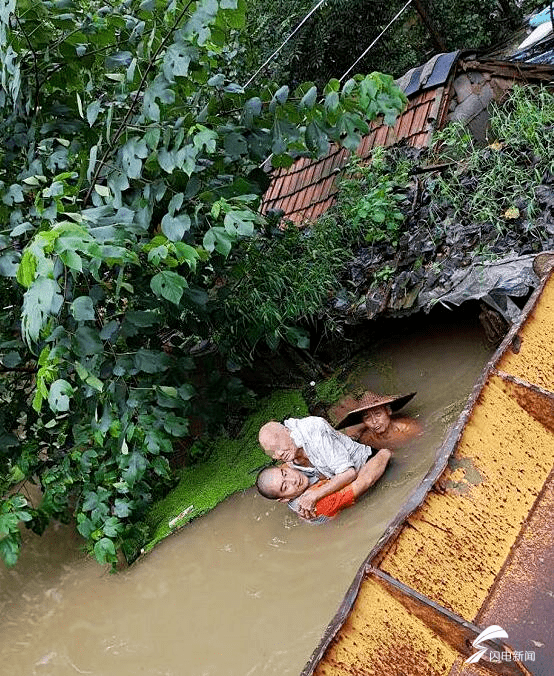 老人|雨水倒灌，他跳入深水游泳入户抱出90岁老人：“当时就一个念头，救人！”