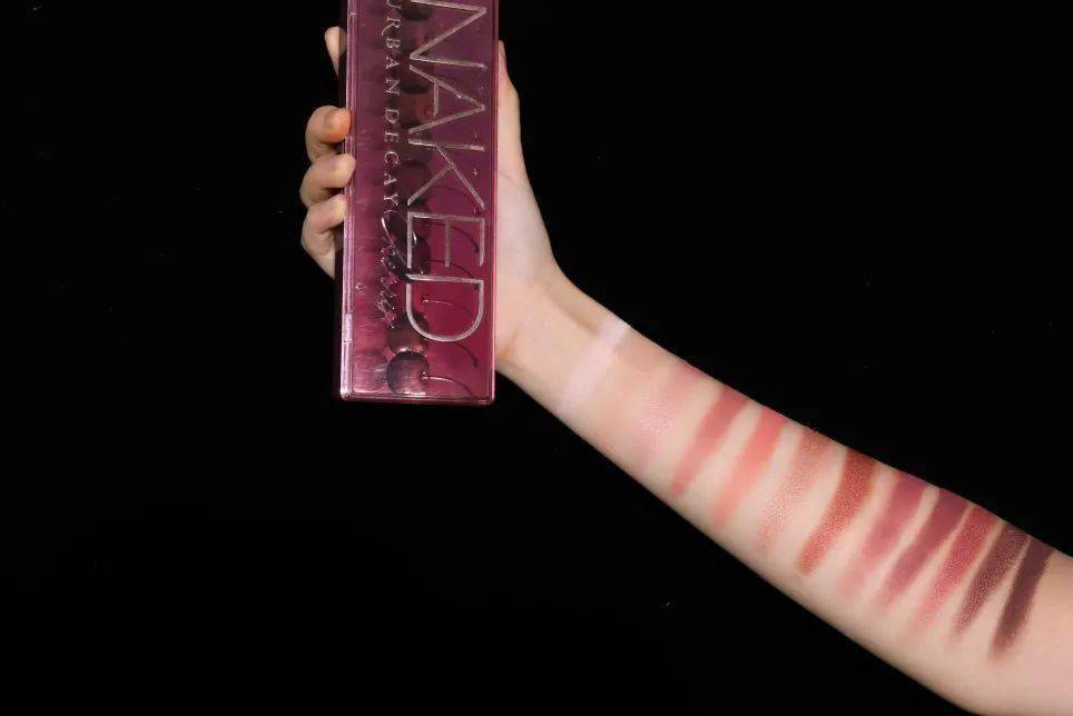 美人|彩妆博主人手一盘的UD眼影，究竟是真好用还是纯跟风？！