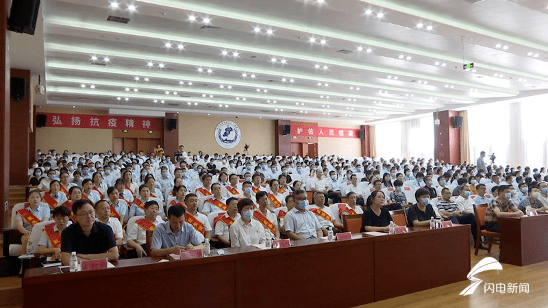 疫情|致敬中国医师节 他们用医德和医术筑起岛城的生命防线……