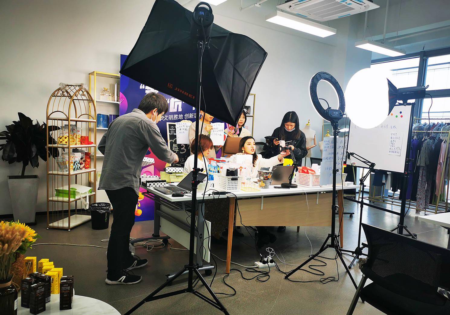 黄德华|内贸服装厂老板自述：遭“外转内”和“直播带货”双重挤压想靠新批发求生