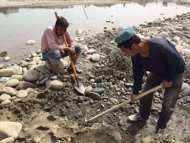 天价|2210万成交！这块天价籽料，火了！