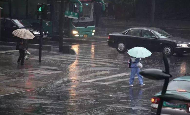 不要冒雨前行,选择正确的地方避雨