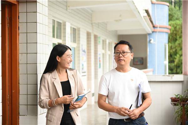 支起|支起一张干净平整的课桌