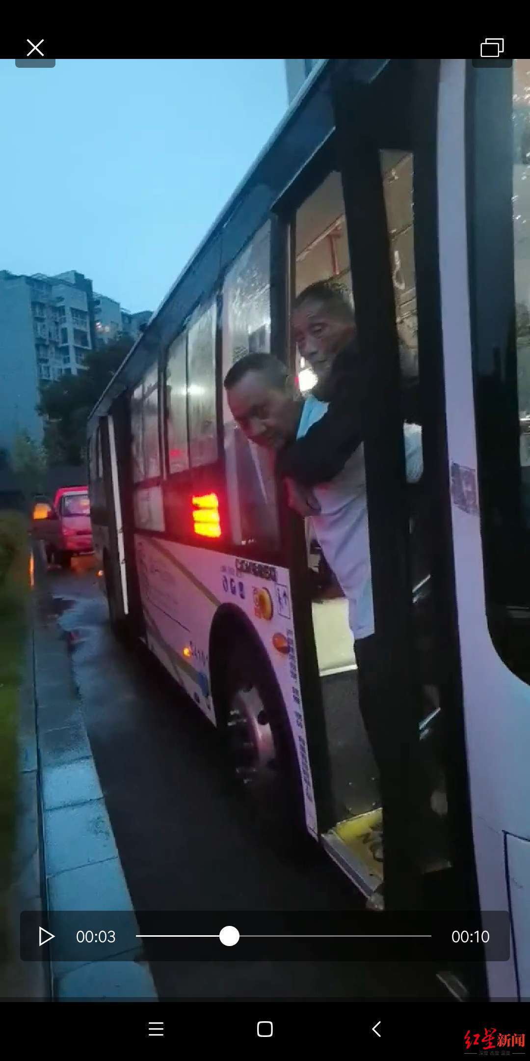 温江区|大雨中，公交车司机的这个举动很暖心……