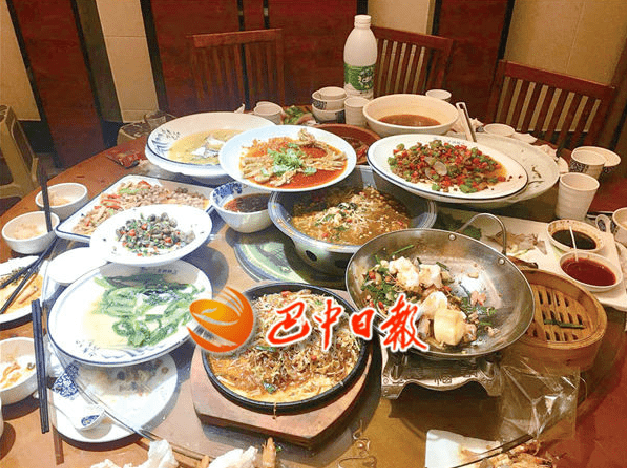 餐桌上剩下的菜肴.  现象