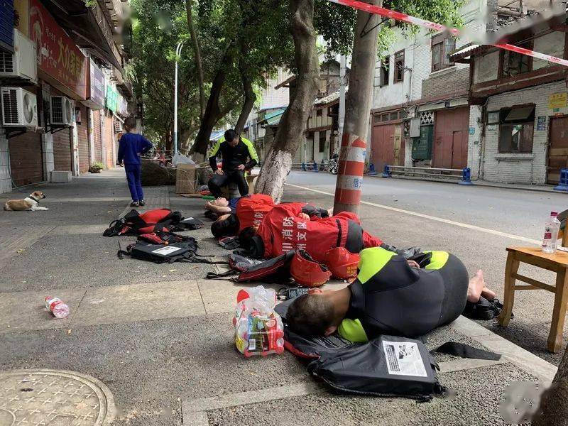 洪峰过境险情不断,泸州消防四处奔波营救群众,涌现多处感人画面