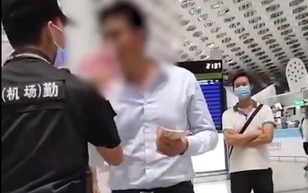 目击者|男子机场发飙用一沓钞票砸保安：你就是个穷人，结局引起舒适