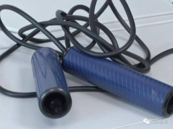 女士|女子穿金戴银被抢，对方却只夺走一根28元的跳绳？？他这样解释……