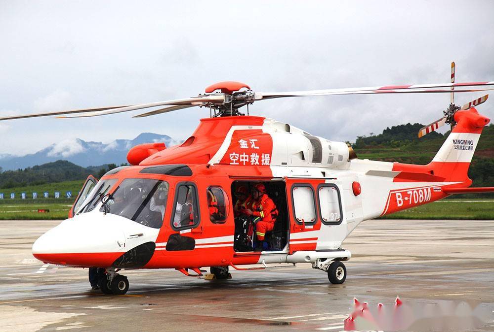 救援直升机飞往文县石鸡坝镇展开救援工作