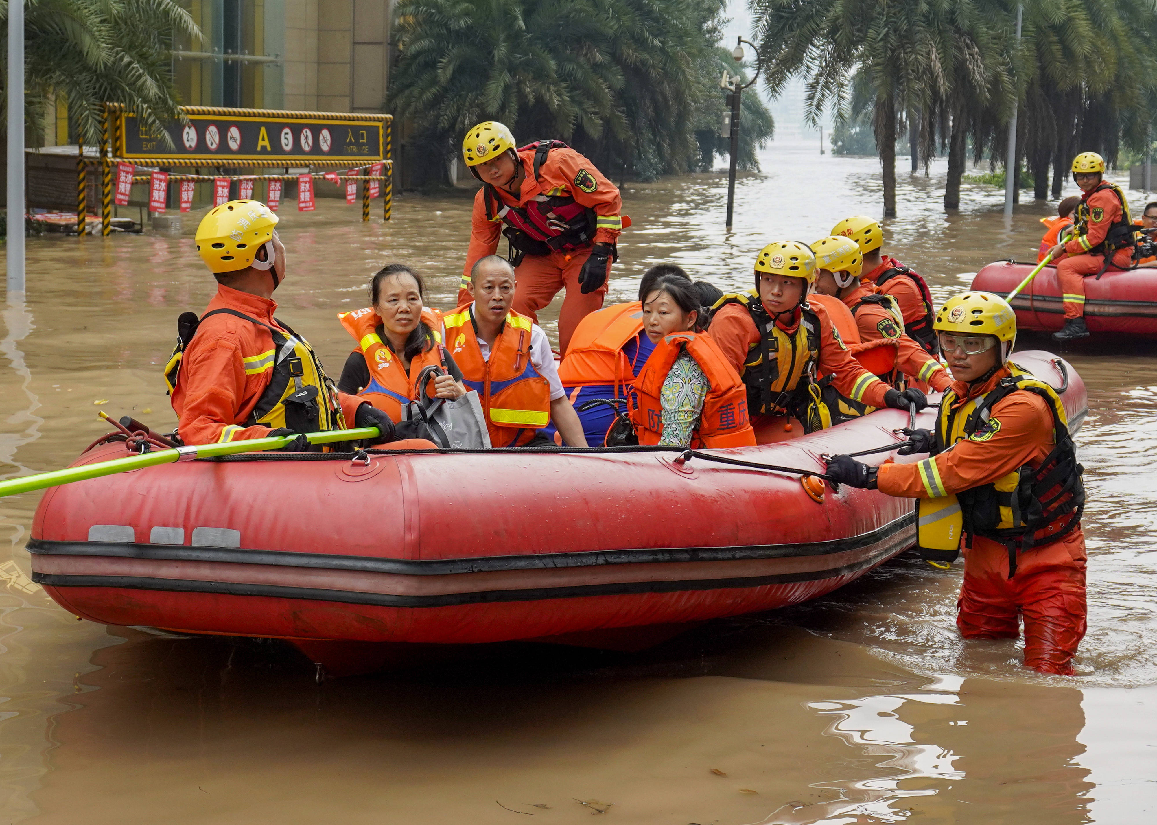 重庆：救援！在被洪水漫过的街巷之间
