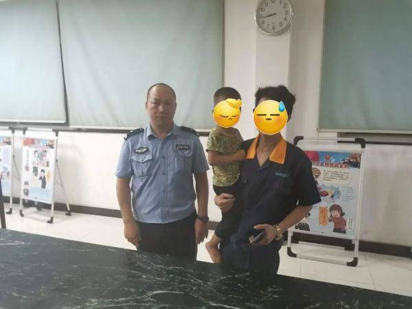 男子当着警察的面,打了儿子两巴掌后跪在地上