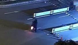 高校|外卖小哥赶时间冲撞高校门口道闸 致保安重伤被判刑