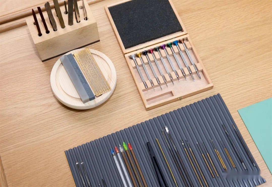 ��һ�¶����� | �߽�ʢʱ�ӱ�ά��ʦ���ں���Ƶ��