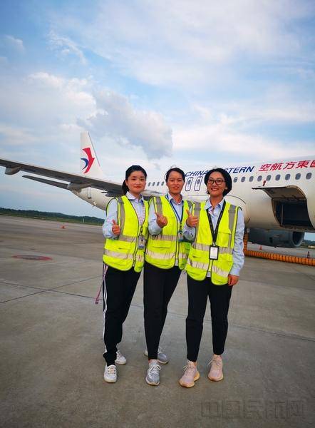 监装|看！机坪上乘风破“热浪”的小姐姐们