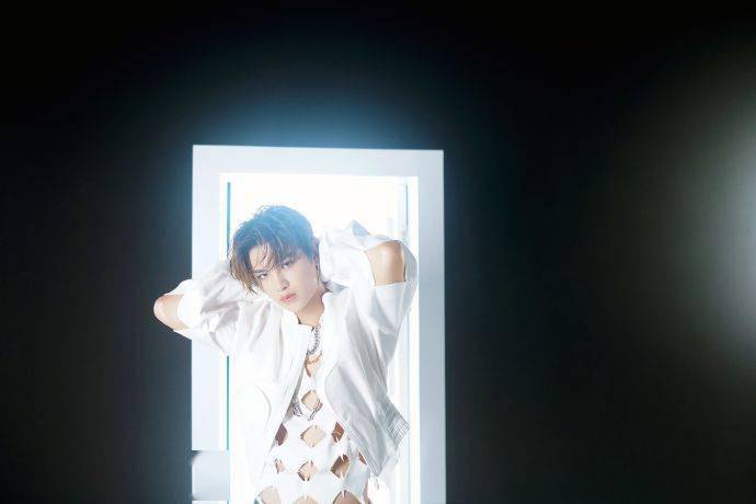 Justin最新写真大片公开 “在夜晚的星空里，你永