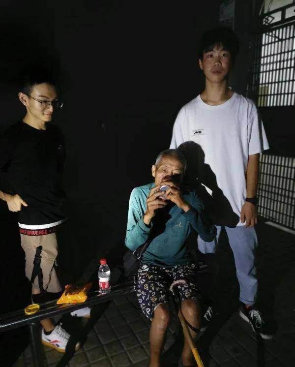 情况|广西一独居老人流浪两日，深夜饿晕街头！两名好小伙出手相救