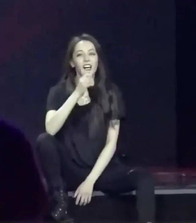 坐姿|迪丽热巴终于晒照了！简约的穿搭，依然是熟悉的潇洒坐姿