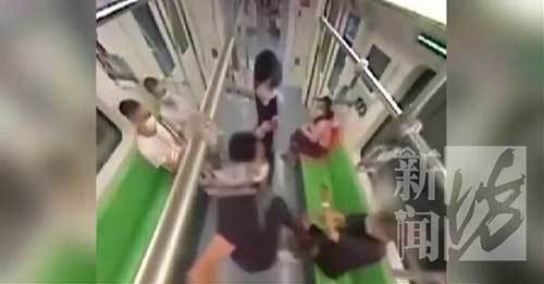 争执|吃相难看！上海地铁连发殴打事件，两个保安竟打到地上去了…