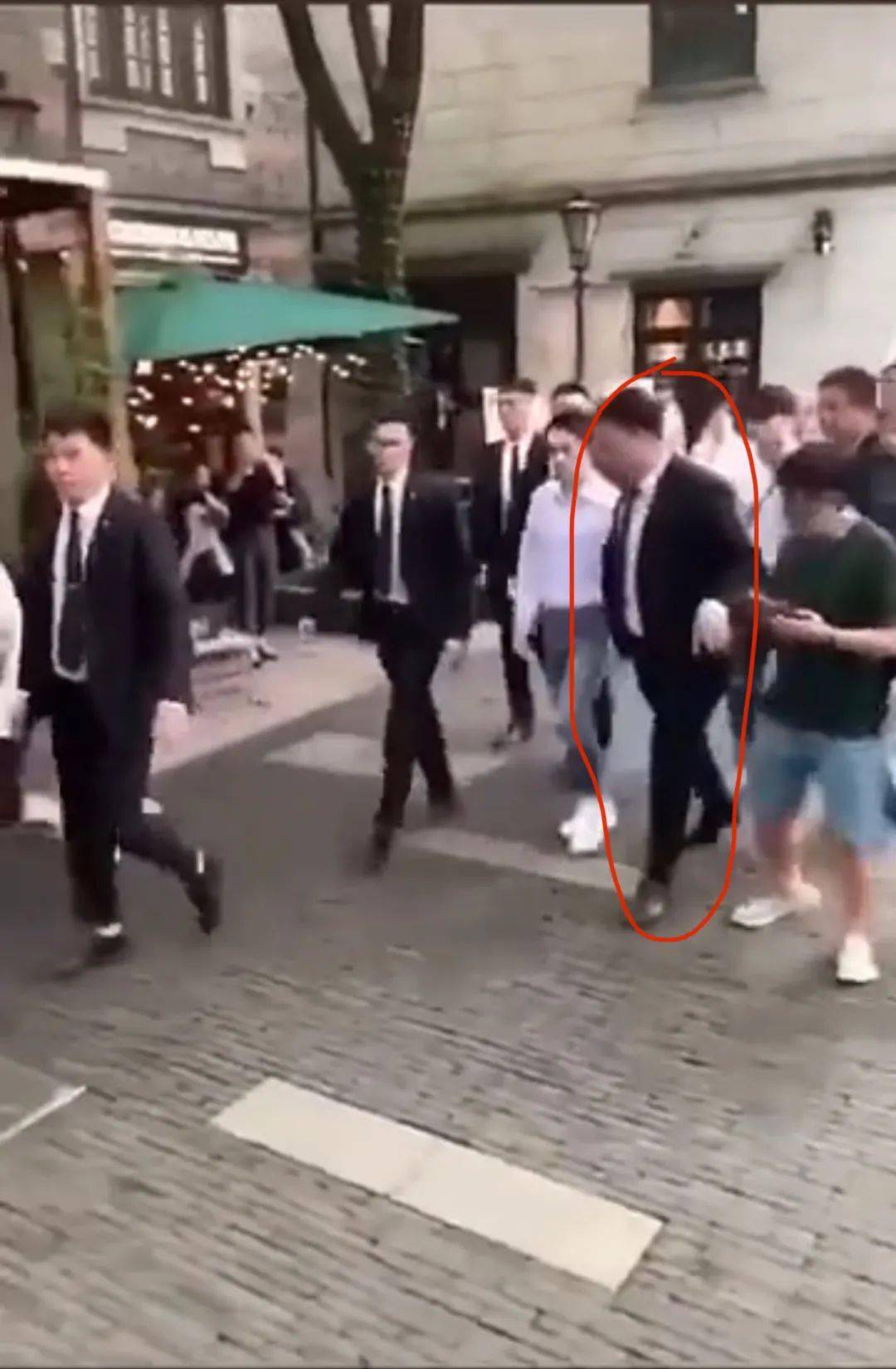 李佳琦深夜为保安“推人”道歉:只是个主播,