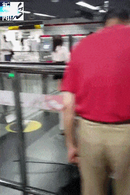 争执|吃相难看！上海地铁连发殴打事件，两个保安竟打到地上去了…