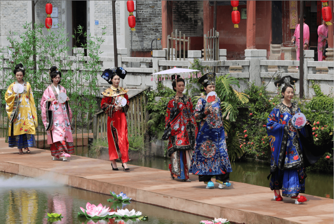 上演"衣香鬓影"岭南传统服饰文化体验月之茶山61南社传统文化季之