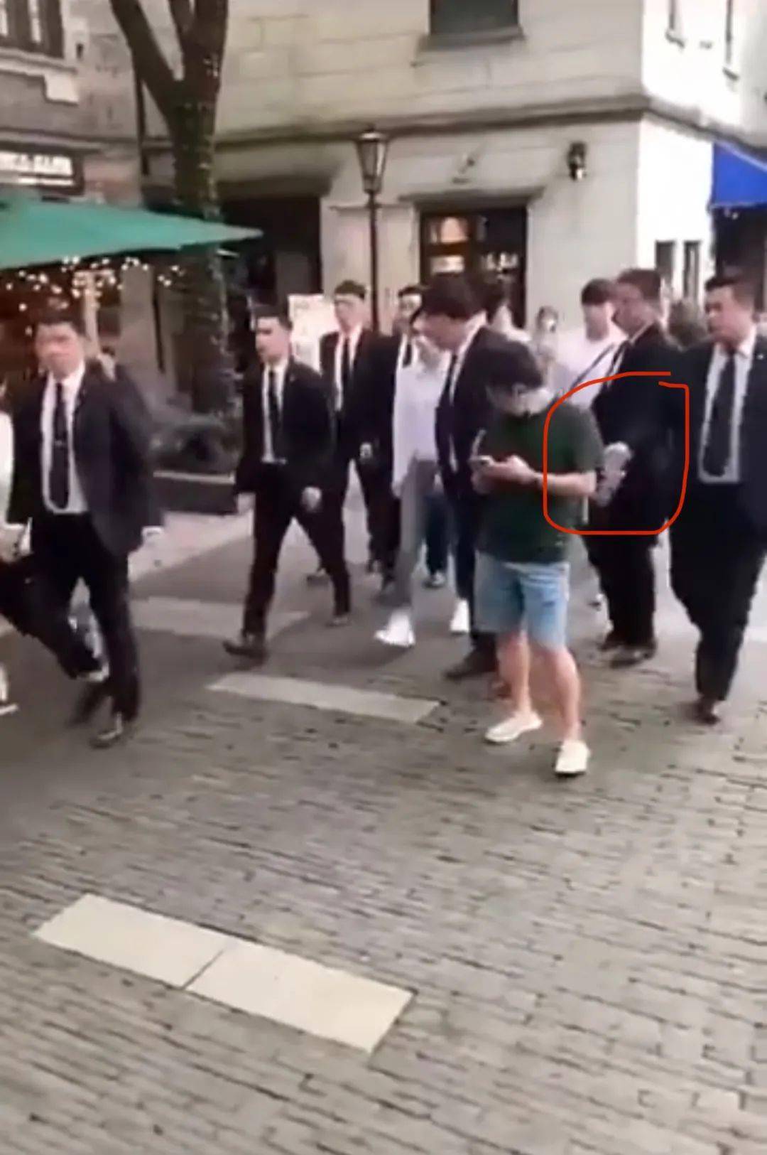 李佳琦深夜为保安“推人”道歉:只是个主播,