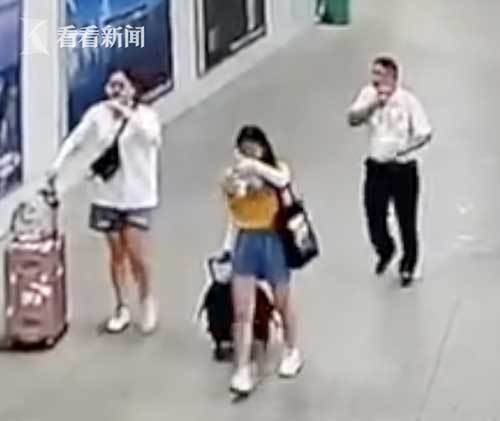 视频|两医学生跪地救人却遭恶评 家属：必须要说感谢