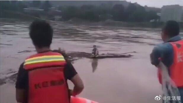 榕山|女子跳江漂流81公里获救，坦言生死关头后悔了