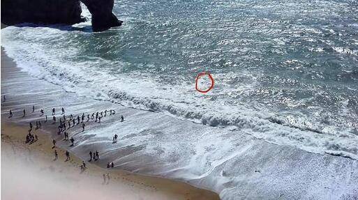 男子|英国男子海中游泳遇险，数十人组成“人链”将其救回