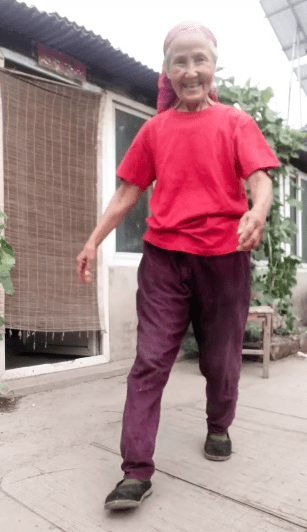 旧衣服|70岁蒙古奶奶，捡儿子不要的旧衣服，竟靠穿搭惊艳全国！网友：真美~