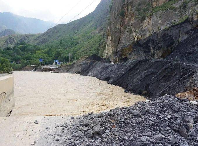 由于8月10日以来的连续降雨,引发宕昌县境内岷江暴涨,凶猛的洪水不断