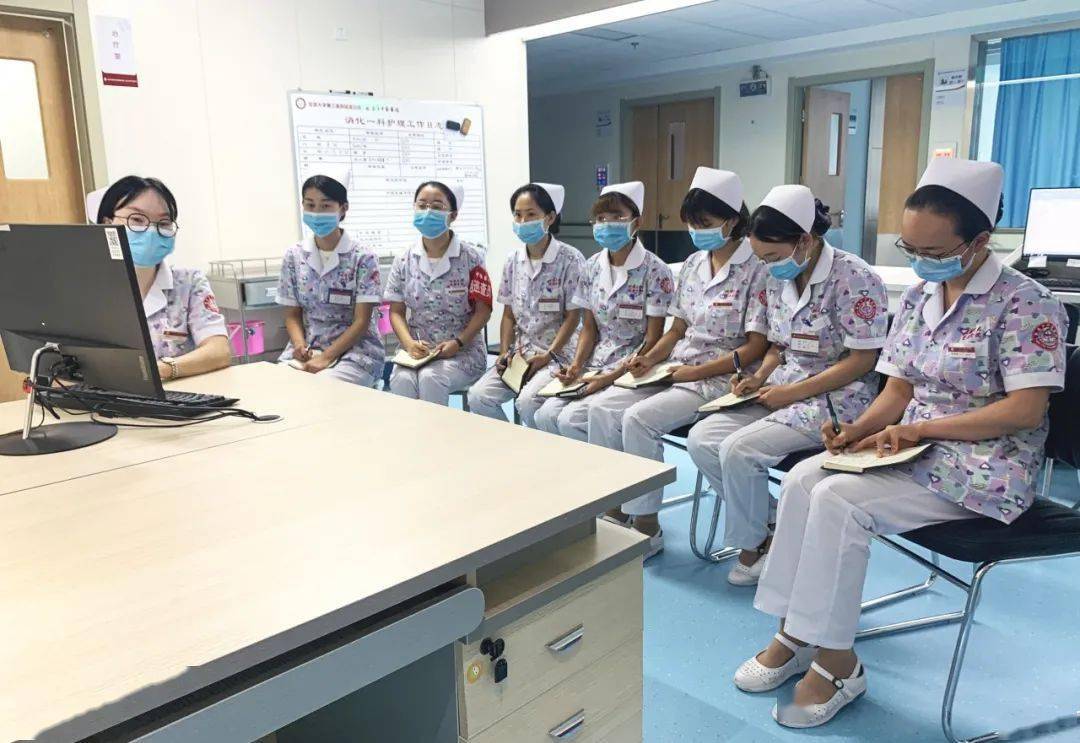 消化一科护理团队在病区进行护理教学查房.