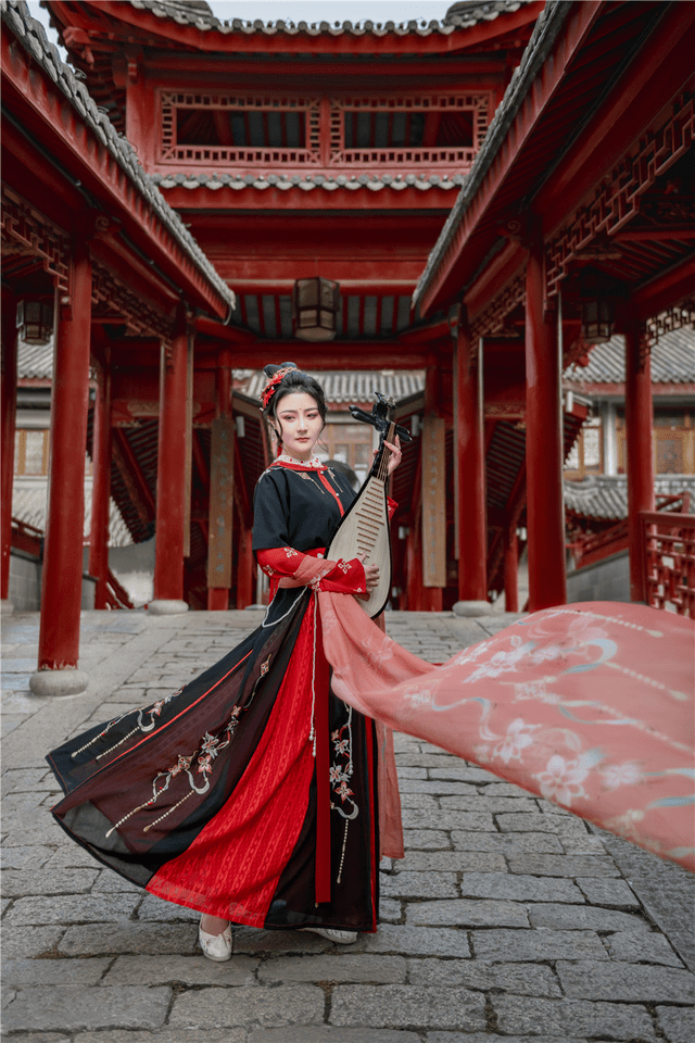 黑色|汉服中的经典配色——红黑，张扬与稳重并存，再过十年也不会过时