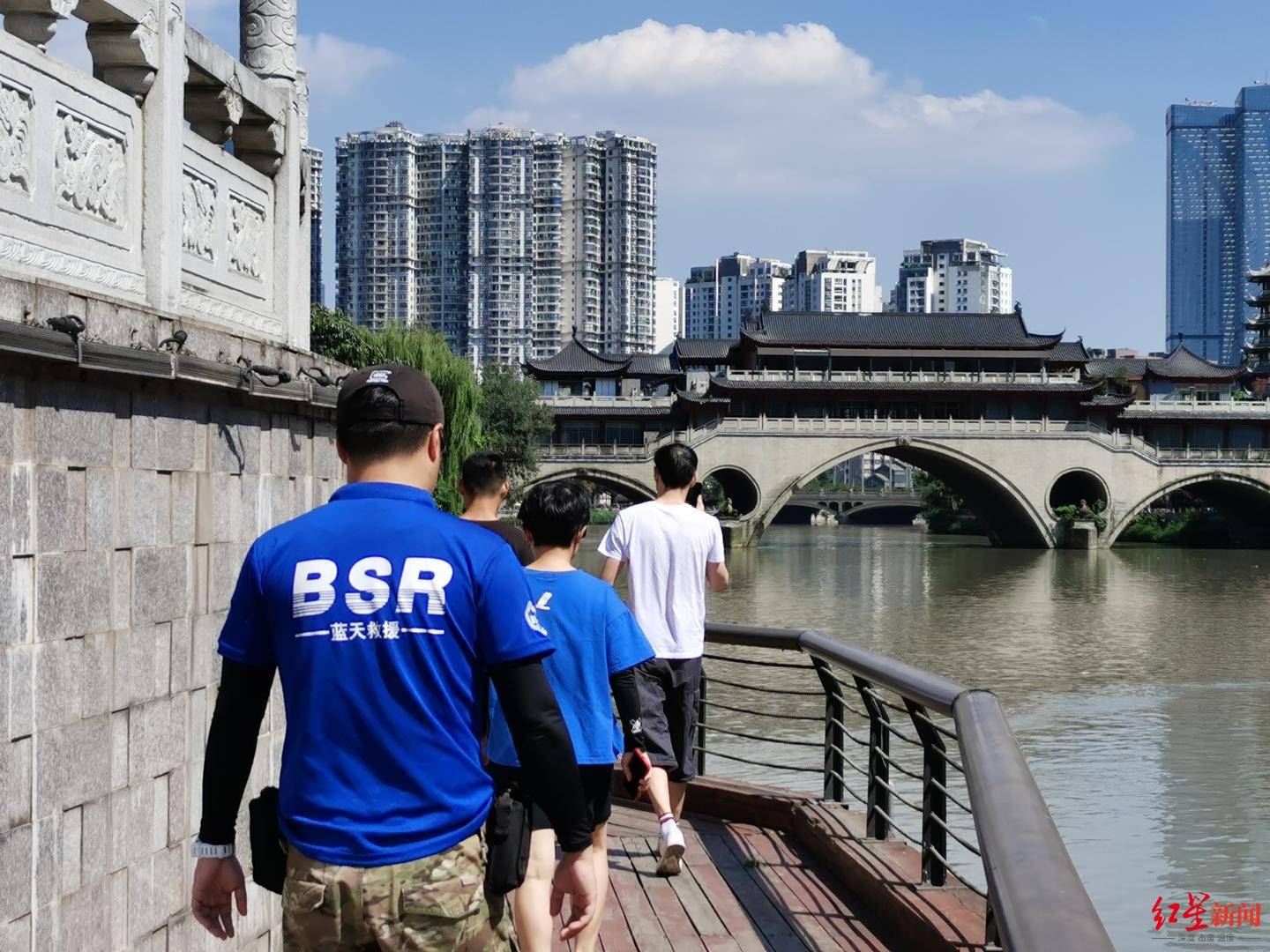 合江|出租车司机跳河救人失踪 被救女子含泪下跪：身患抑郁症，今后一定好好珍惜生命