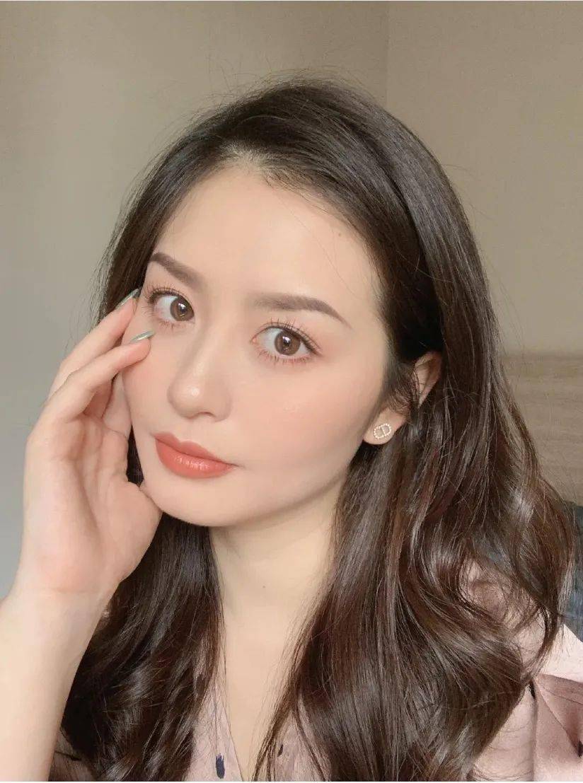 肉桂|玫瑰色口红out了？现在流行的是肉桂姨妈色