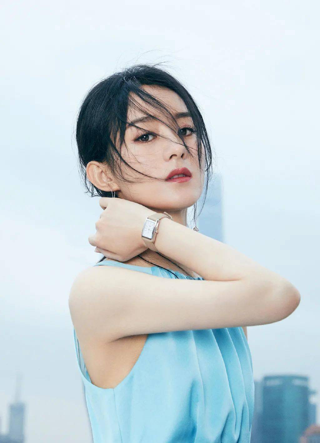 小飒|看完赵丽颖的化妆台我终于能买得起她的同款了！