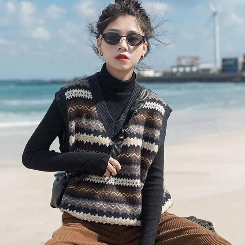 比较厚的针织马甲应该怎么搭 e23d2e81d4a24299ae7f011743ea6dc6.jpeg