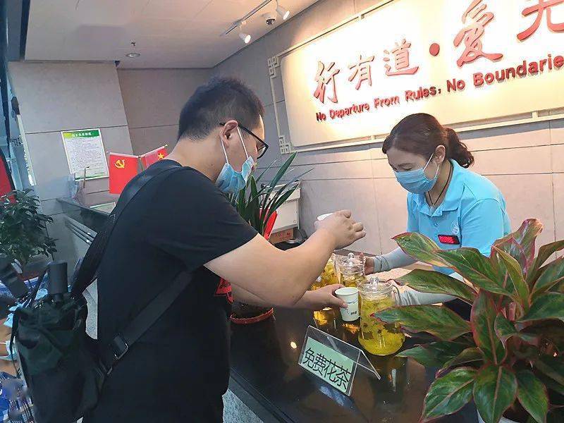 疫情期送人口罩_疫情戴口罩图片(2)
