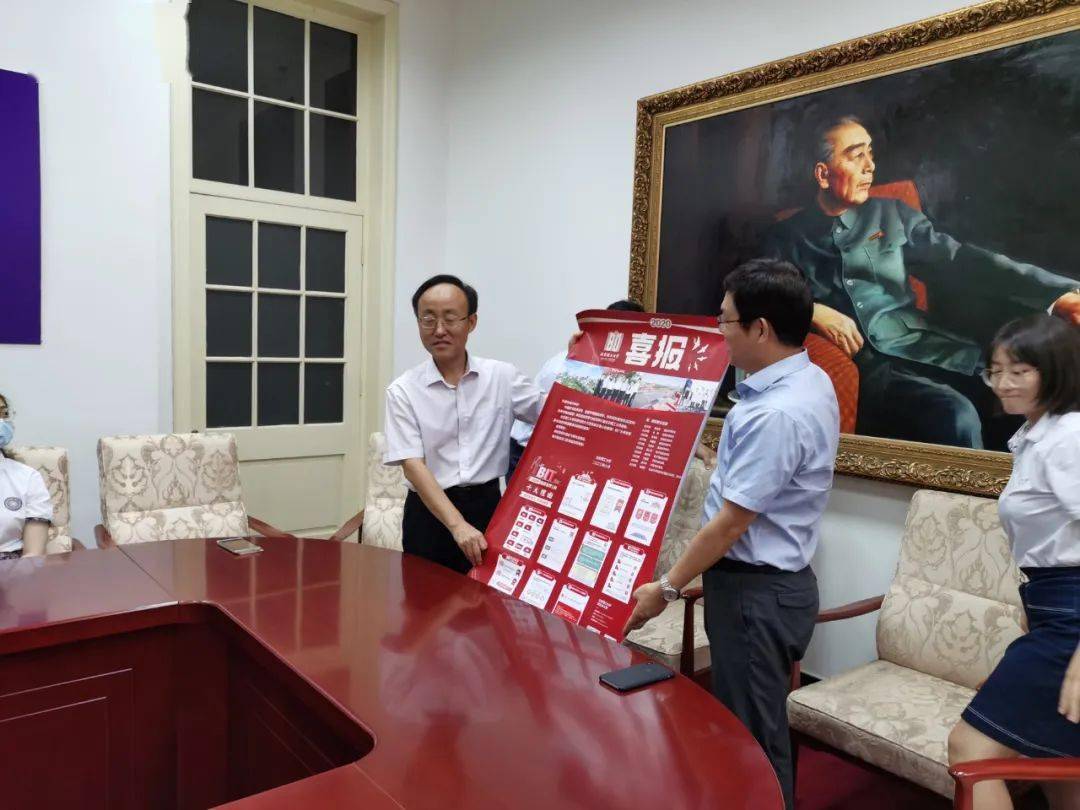 通知书|为新生送去录取通知书这所985高校教授“变身”快递员