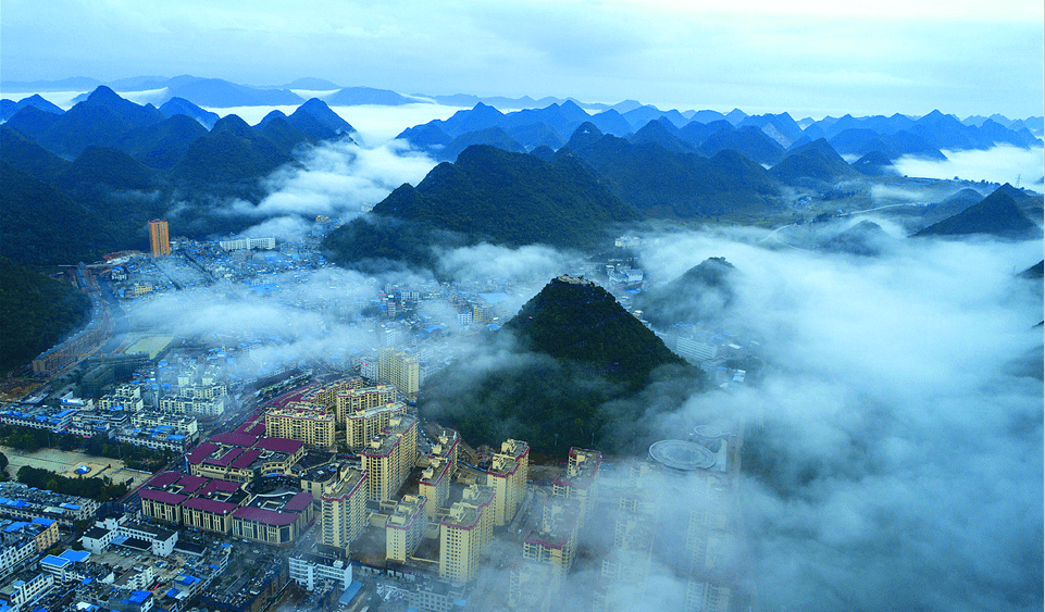 披上了一层白色的薄纱 风雨过后,为了追随云雾,近日,我们来到西畴县胡