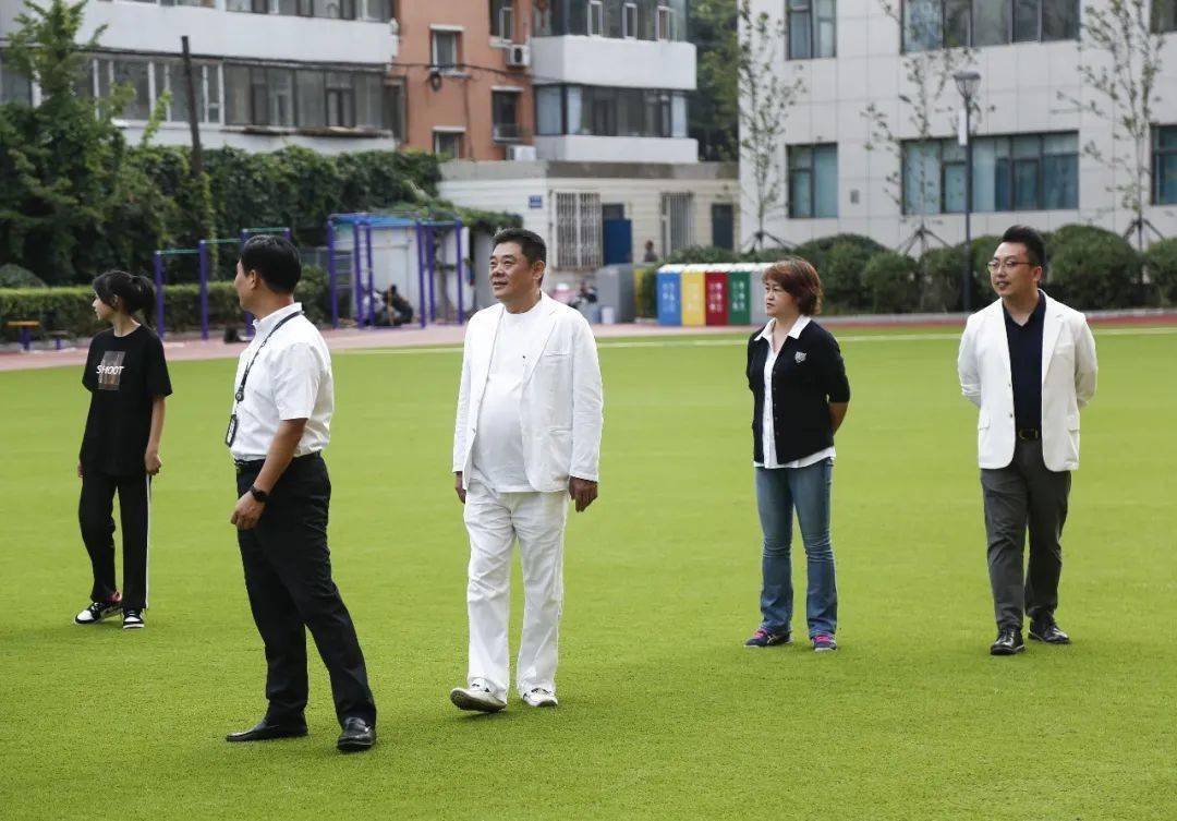 8月26日,和平大戏院徐凯宏董事长携员工及家属前往附中,商