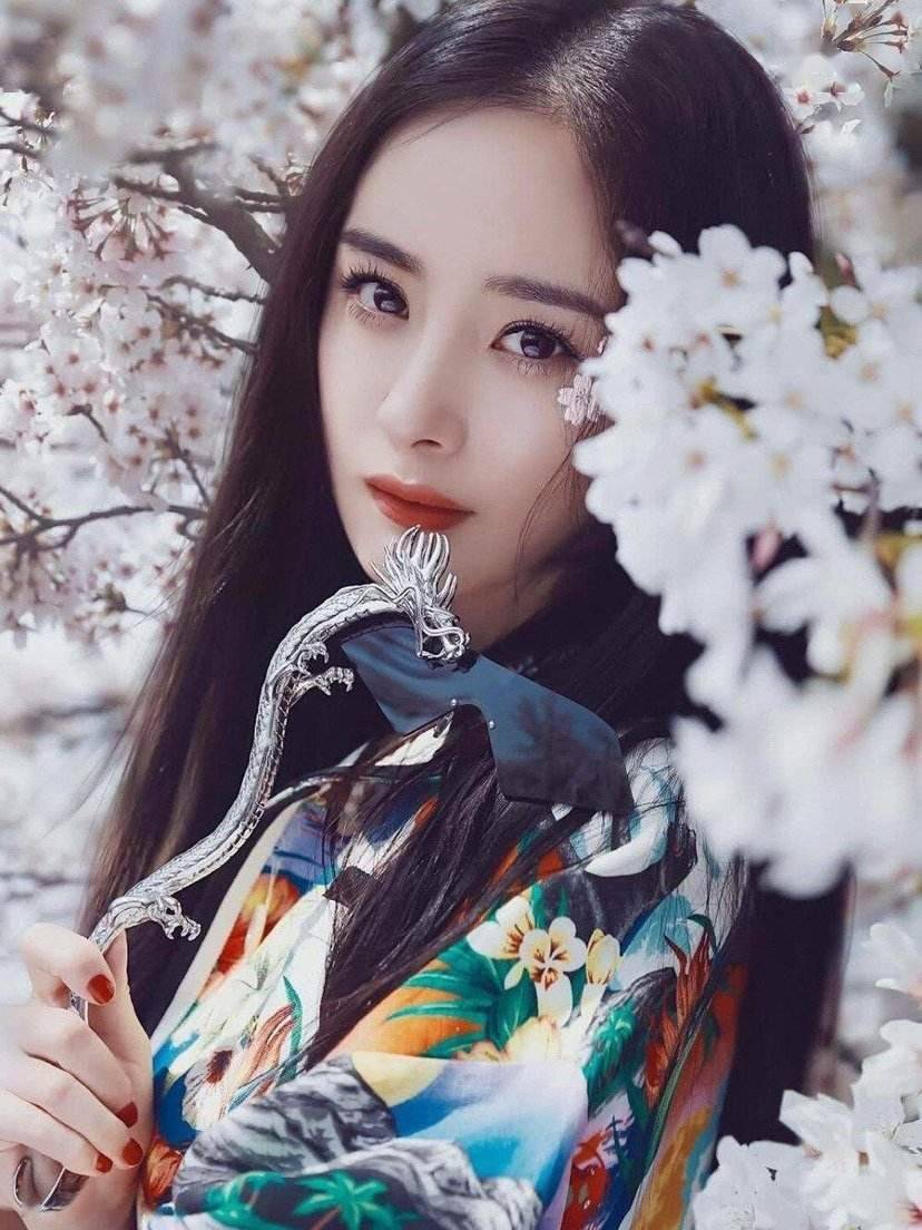 直播|杨幂代言造型被吐槽,像直播精神小妹儿,土到极致就是潮