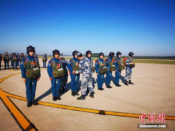 空军|飒！空军第十二批女飞行学员完成首次跳伞