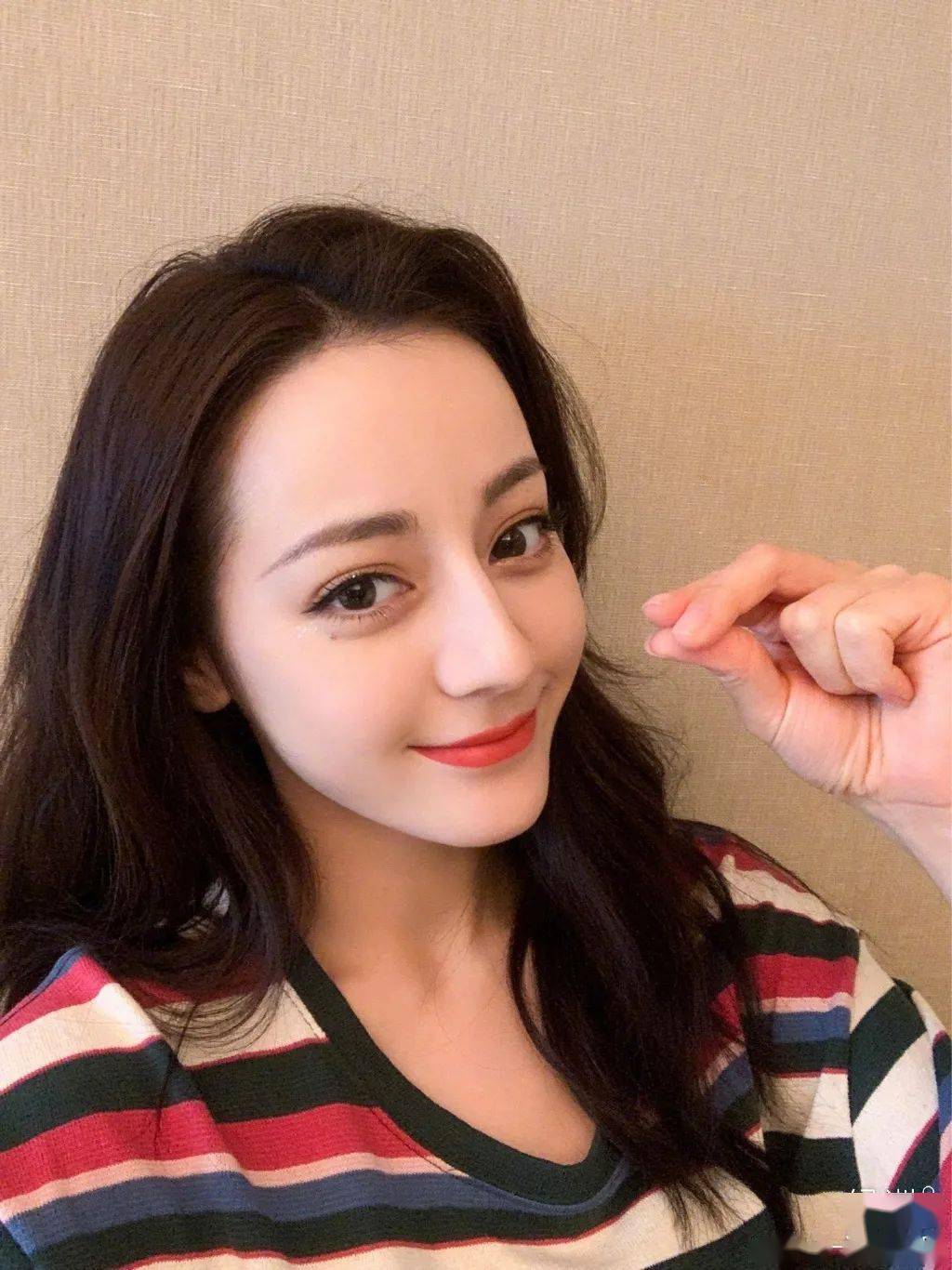 衣服|迪丽热巴颜值崩塌像老了10岁，这未修原图差点认不出是她了……