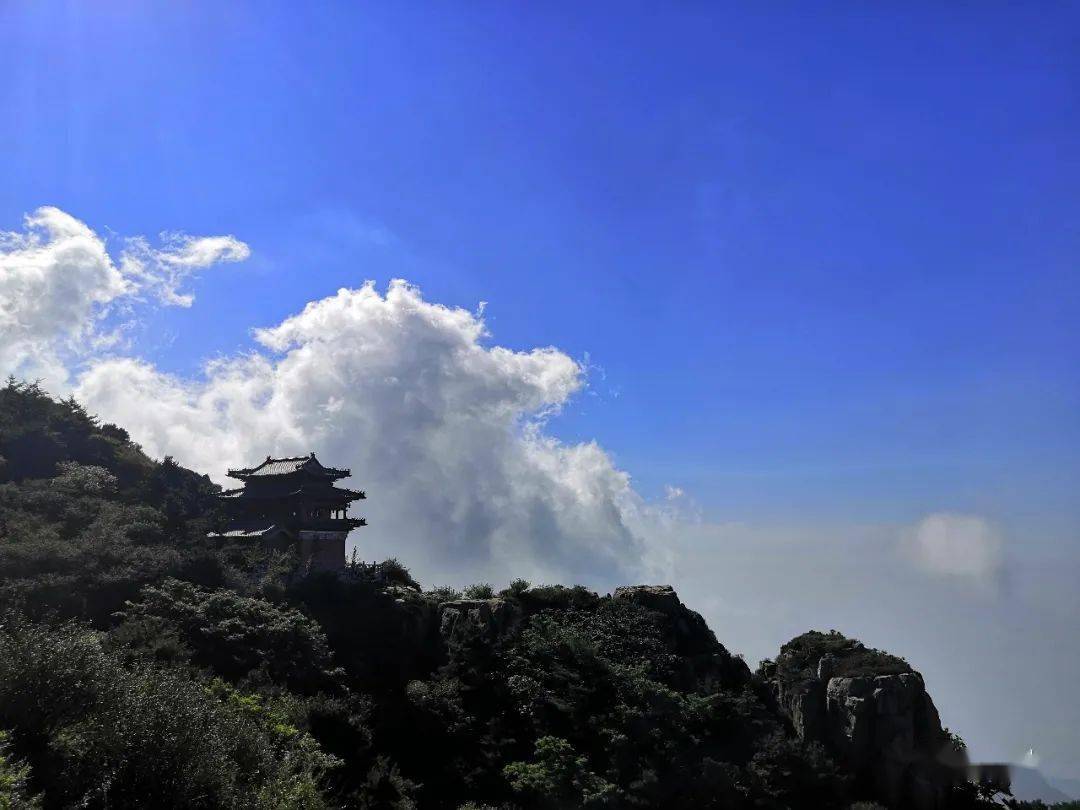 而除了碧霞宝光,此时,山顶云雾缭绕,云海滚滚而过,云朵飘荡在空中,同